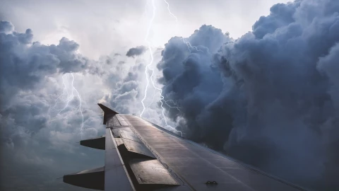 Avión en medio de una tormenta eléctrica