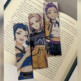 Decora tus cuadernos y libros de la escuela con estos increíbles separadores de HUNTR/X que puedes hacer en casa.