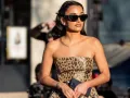 Amina Muaddi con gafas y look animal print,..jpg