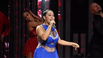 En el tercer concierto, Brisa, utilizó un vestido azul con transparencias.
