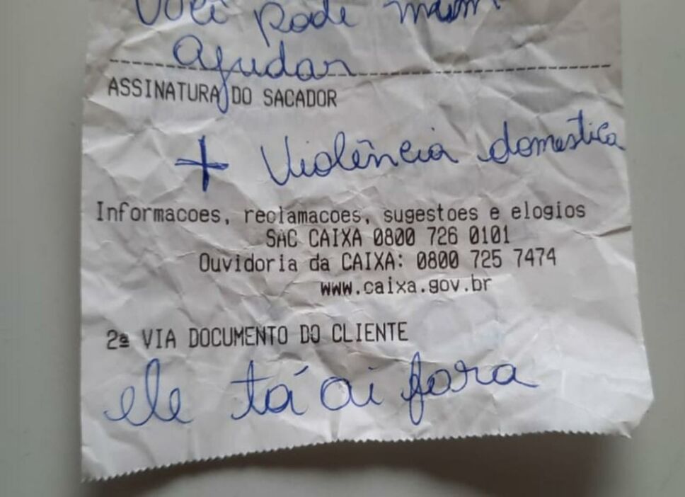 Víctima de violencia aprovecha ida al banco para pedir ayuda