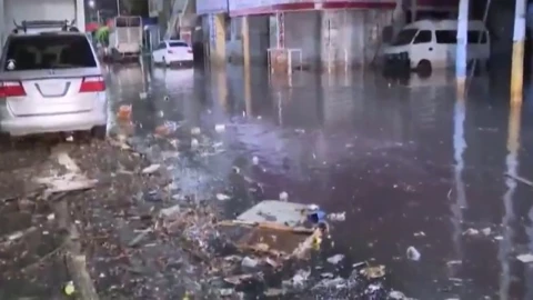 ¡Más de 24 horas bajo el agua! Familias en Neza viven caos y pérdidas por inundación tras fuertes lluvias. En la imagen se observan las afectaciones en calles del Edomex.