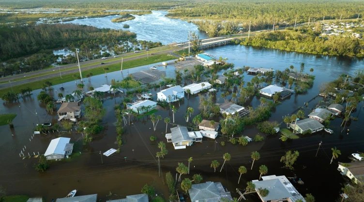 Una ciudad devastada por el paso de un huracán en Florida