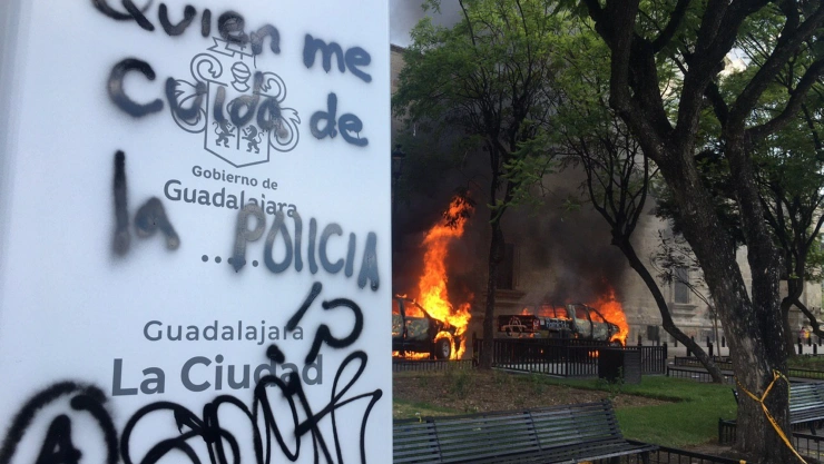 Por su parte, el gobernador de Jalisco, Enrique Alfaro Ramírez, deslindó al presidente de la República, Andrés Manuel López Obrador, de los hechos violentos presentados en la manifestación de ayer, organizada para exigir justicia por la muerte de Giovanni López. “Sigo creyendo que es una gente de bien, que no está dando estas instrucciones, pero le reitero al presidente de México que su gente cercana, de su gobierno y su partido, está apostando a la violencia para seguir manteniendo el poder”, afirmó.