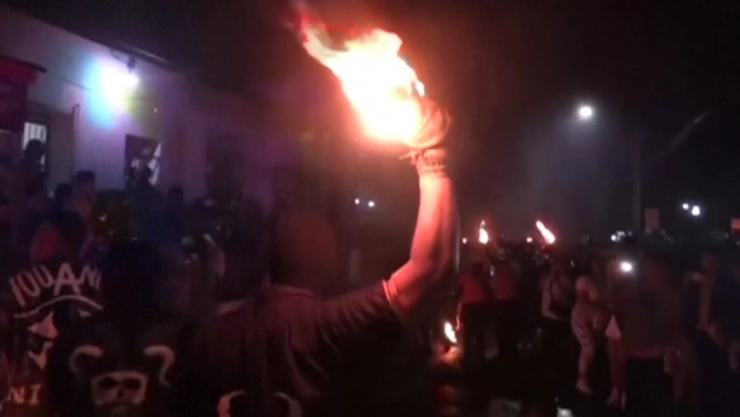 Festival de bolas de fuego en El Salvador, recuerdan erupción volcánica.