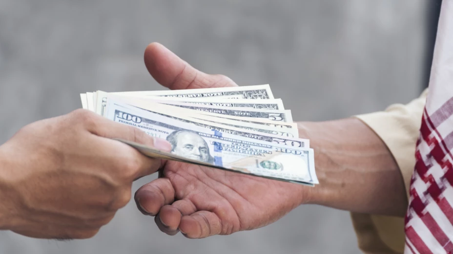 Dos personas intercambian dinero.