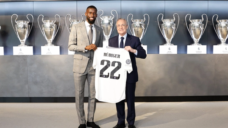 Antonio Rüdiger y Florentino Pérez en la presentación del jugador