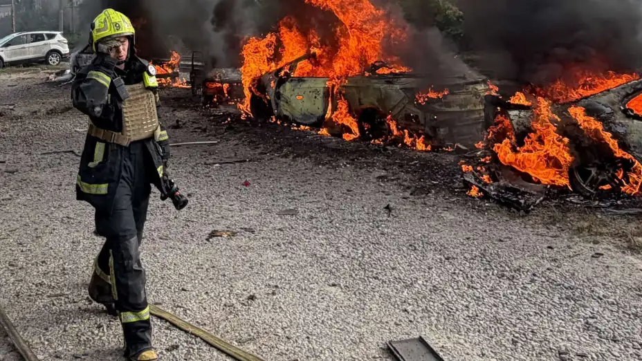 Daños tras un ataque ruso en Kiev, Ucrania.