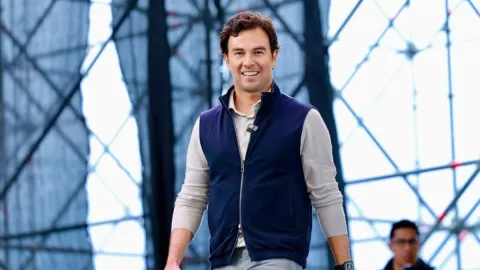 Checo Pérez lanza su nueva colección de sets de construcción basados en modelos clásicos