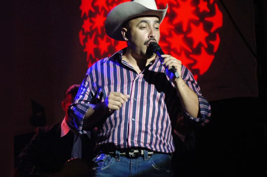 Guadalupe “Lupillo” Rivera Saavedra, nacido el 30 de enero de 1972 en Long Beach, California, es un cantante y compositor mexicano‑estadounidense reconocido por su poderosa voz en géneros como banda, norteño, mariachi y corridos. Inició su carrera en los estudios de la disquera de su padre antes de lanzarse como intérprete a mediados de los años 90.