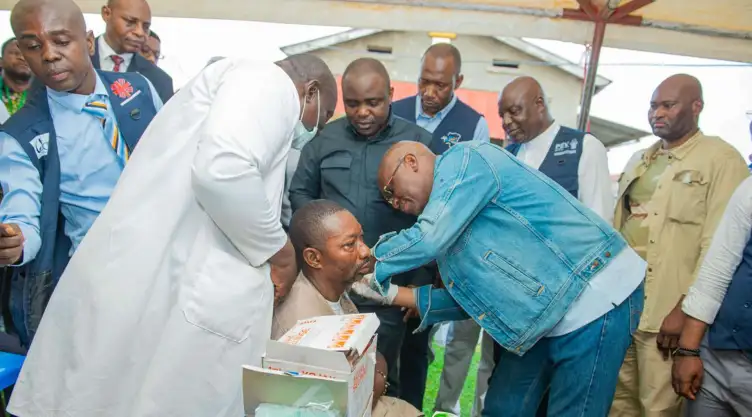 El ministro de Salud de la RDC, Roger Kamba, pone una vacuna.