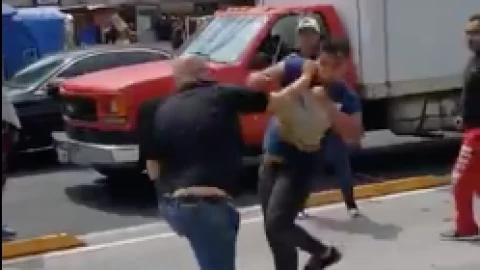 Video: Pelea callejera en pleno carril del Metrobús