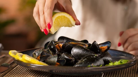 Esto dijeron los expertos sobre el efecto del limón sobre los mariscos