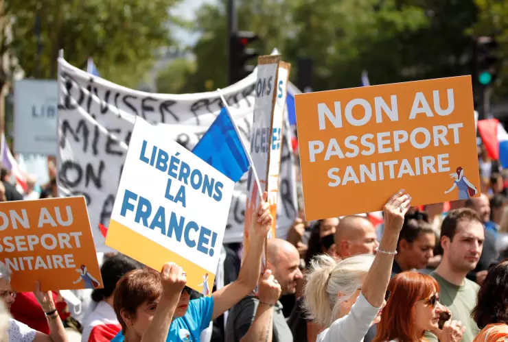 Francia exige libertad y el cese de restricciones por COVID.