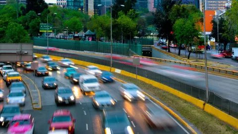 autos circulando en vialidad de la CDMX
