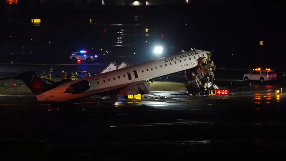 Avión de Air Canada tras chocar con un camión en el Aeropuerto de LaGuardia, NY.