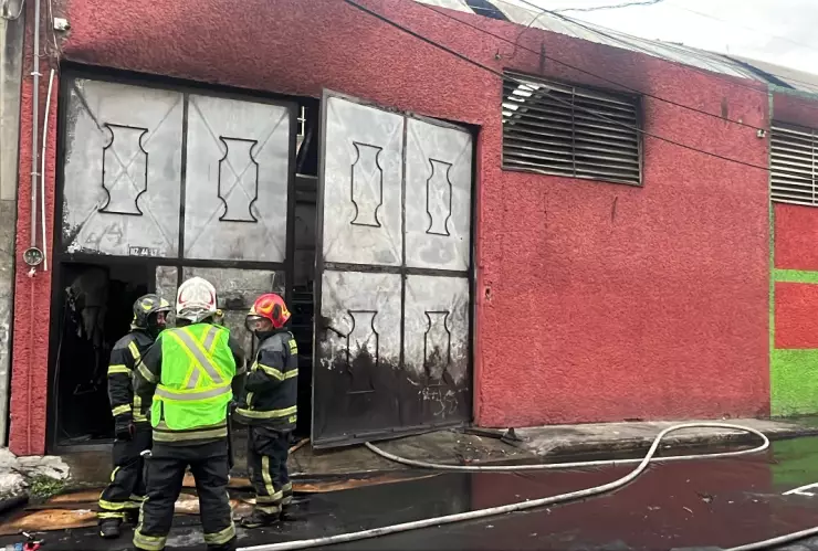 Una bodega que almacenaba material para la fabricación de muebles se incendió en Iztapalapa.
