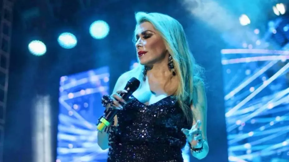 Dulce, famosa cantante mexicana en una de sus presentaciones.