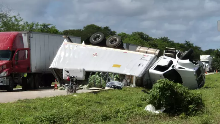 ÚLTIMO MOMENTO_ Fuerte accidente deja un camión de carga volcado