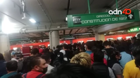 Metro CDMX: Reportan alta afluencia y retrasos en la Línea 8