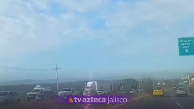 Un completo caos! Accidente vial genera tráfico en carretera Tepic a Guadalajara