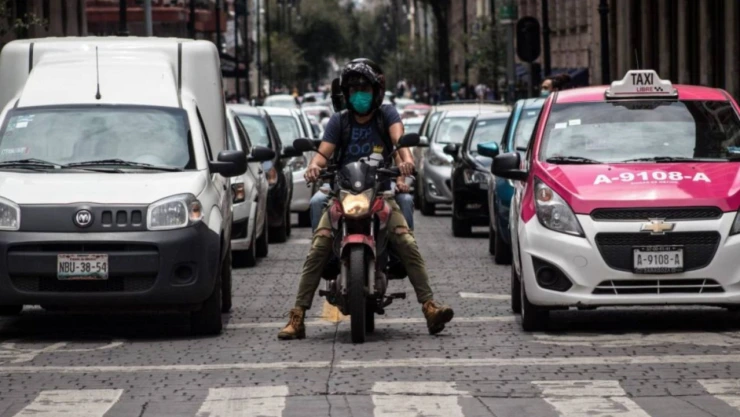 El Hoy No Circula aplica todos los días según tus placas, engomado y holograma; las motos están exentas salvo alerta máxima por Contingencia Ambiental