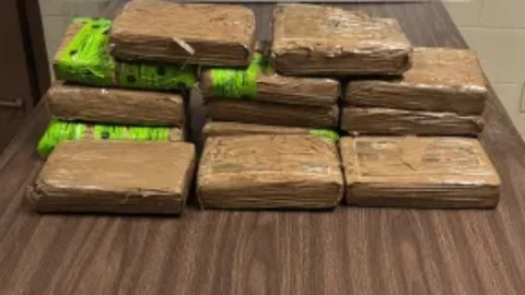 Los paquetes de cocaína encontrados por la CBP dentro de un vehículo en la frontera de Texas