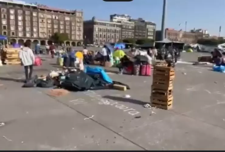 Integrantes de la CNTE comienzan a levantar campamento del Zócalo tras 20 días.jpg