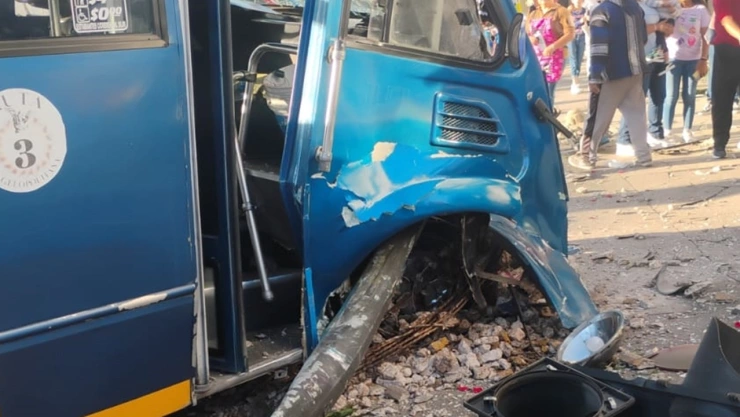 Choque entre unidad de la Ruta 3 y un poste deja lesionados en la colonia Zaragoza