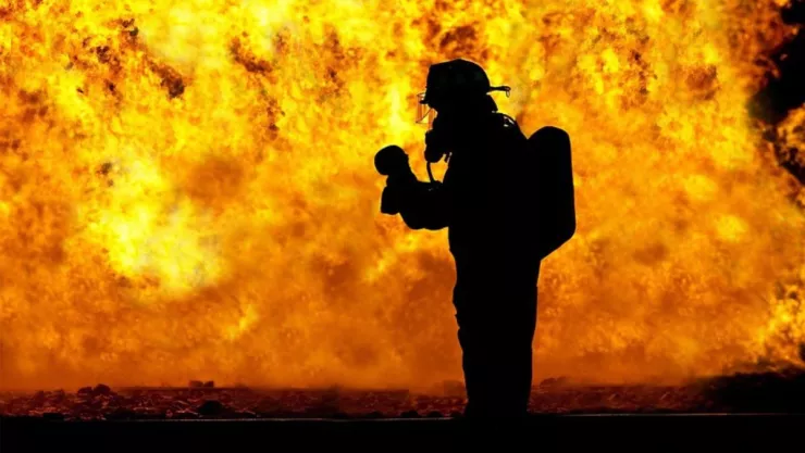 Un hombre que trabaja como bombero provocó incendios solo por adrenalina.