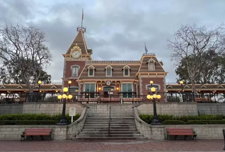 una vista del establecimiento de Disney por fuera. 