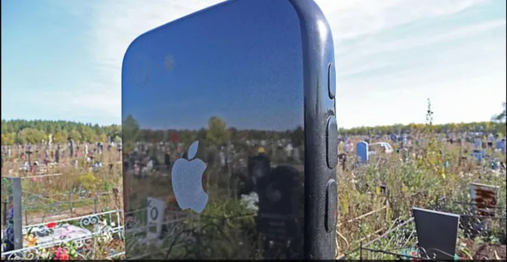 Colocan-lapida-en-forma-de-celular-en-tumba-de-joven-en-Rusia