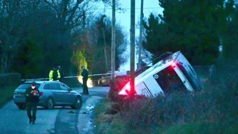 ¡Tragedia! Autobús escolar con 40 NIÑOS a bordo sufre FUERTE VOLCADURA y deja al menos 1 muerto; esto sabemos.jpg