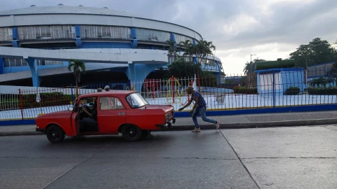 Un hombre empuja un automóvil en la calle en medio de un colapso parcial de la red eléctrica en La Habana, Cuba, el 3 de diciembre de 2025.