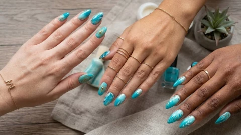 8 diseños de uñas azul turquesa que son perfectas para esta primavera