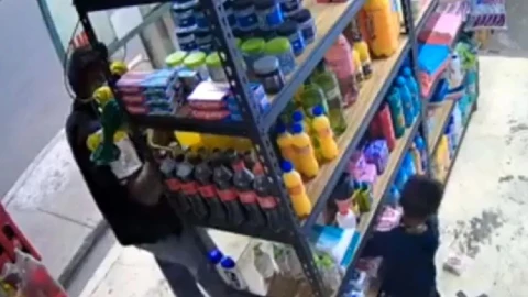 “Familia ejemplar” Niño acompaña a asaltantes en robo a tienda