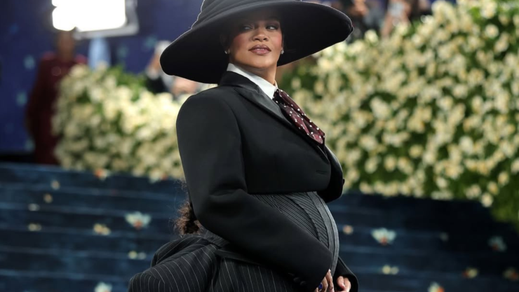 Rihanna anuncia su tercer embarazo en la alfombra de la MET Gala 2025.png