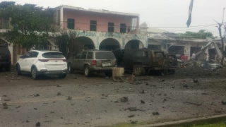 Una fuerte explosión provocada por un coche bomba estremeció este sábado al municipio de Coahuayana, Michoacán, dejando dos personas muertas, al menos siete lesionadas y graves daños en viviendas, vehículos y comercios de la zona.
También puedes leer: ÚLTIMA HORA| Enfrentamiento armado en Tlaquepaque deja tres lesionados, incluido una oficial
El Gabinete de Seguridad de Michoacán informó que el atentado ocurrió alrededor de las 12:00 horas, a menos de 100 metros de la alcaldía, frente a las instalaciones de la Policía Comunitaria. La onda expansiva alcanzó el hospital comunitario, más de diez inmuebles y una decena de automóviles estacionados.
Ataque directo contra autoridades comunitarias en Michoacán
La agresión fue dirigida contra la Policía Comunitaria encabezada por Héctor Zepeda Navarrete.
Previo al estallido, habitantes reportaron la circulación de camionetas sin placas con hombres encapuchados y armados, lo que generó temor y llevó a comerciantes y tianguistas a cerrar sus negocios.
Operativo de seguridad tras la explosión
La Secretaría de Seguridad Pública (SSP) informó del despliegue de un operativo para localizar otros posibles artefactos explosivos y dar con los responsables, en coordinación con autoridades federales.
La violencia en el municipio no es nueva. A nivel estatal, las autoridades reforzaron la seguridad desde el asesinato del alcalde de Uruapan, Carlos Manzo, ocurrido el pasado 10 de noviembre.
La Fiscalía estatal y autoridades federales continúan investigando el origen del ataque y analizan la escena en busca de más explosivos o indicios que permitan identificar a los responsables.
Podría interesarte: VIDEO VIRAL| Ciudadanos dirigen el tráfico ante semáforos descompuestos de Guadalajara