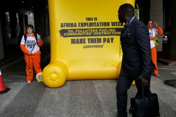 Protestas afuera de una conferencia sobre energía en Sudáfrica.