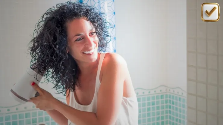 Cómo secar el cabello rizado sin que se genere encrespamiento Consejos clave.jpg