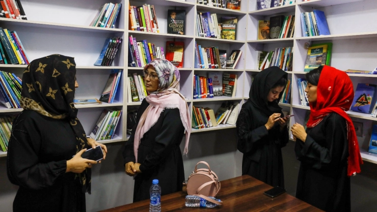Inauguran biblioteca para mujeres en Afganistán