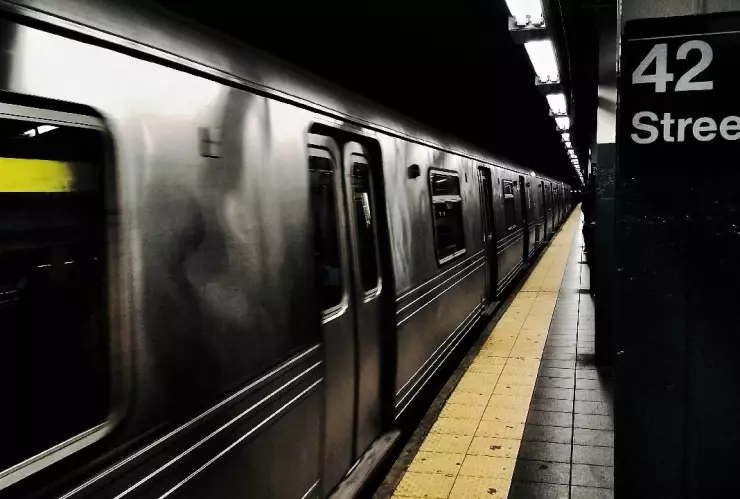 Joven es empujada a las vías del metro y pierde ambos pies; su novio la estaba agrediendo.jpg