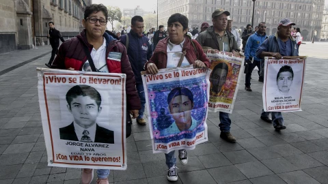 AMLO se reúne con familias del caso Ayotzinapa