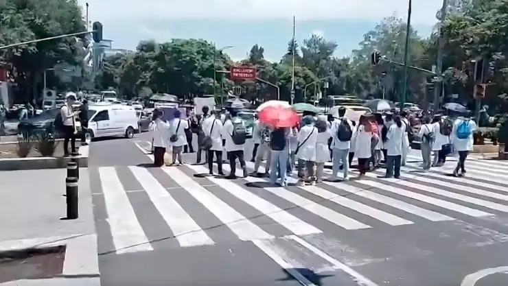 Bloqueo en Insurgentes, alumnos de la Facultad de Medicina provocan caos