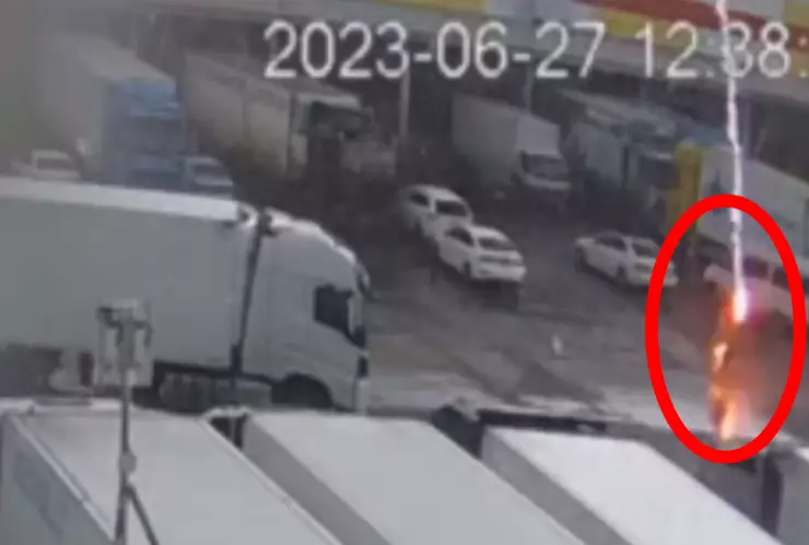 Hombre recibe el impacto de un rayo