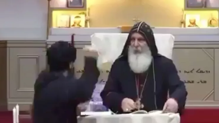 Hombre apuñala a sacerdote en plena misa en Australia