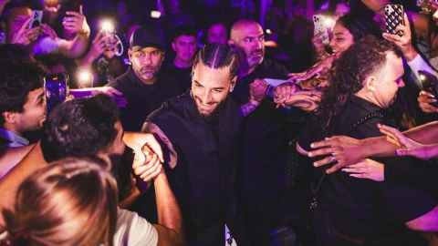 Así reaccionó Maluma después de que una fan intentara besarlo