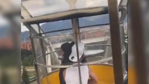 Captan a pareja dándose amor en teleférico