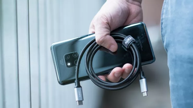 Por qué no debes utilizar los conectores USB de los aeropuertos