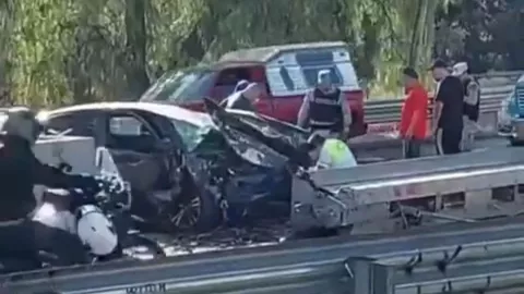 automóvil se estrella contra el muro de contención